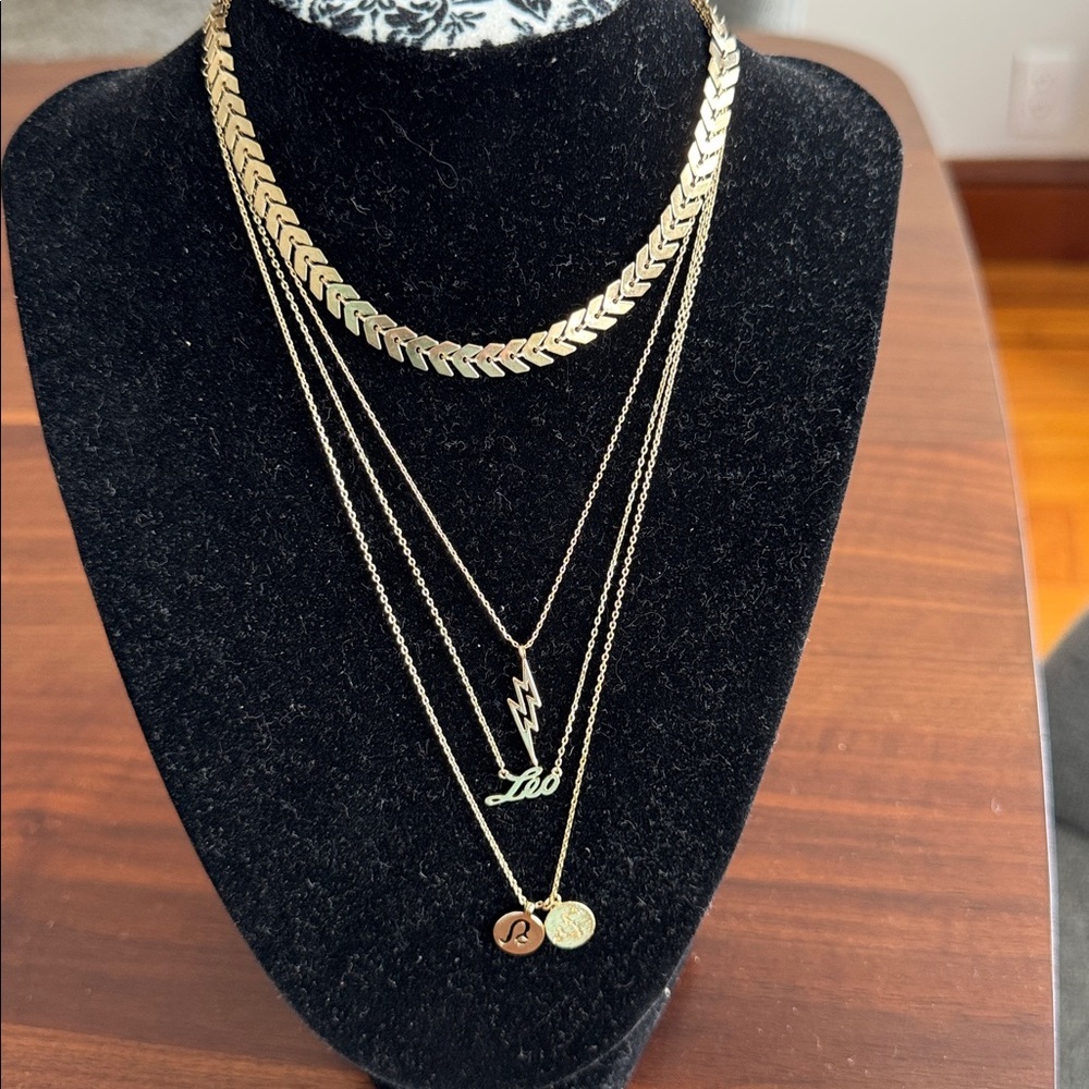Fun set of 4 necklaces chains in gold tone with Leo sign 
Pendants